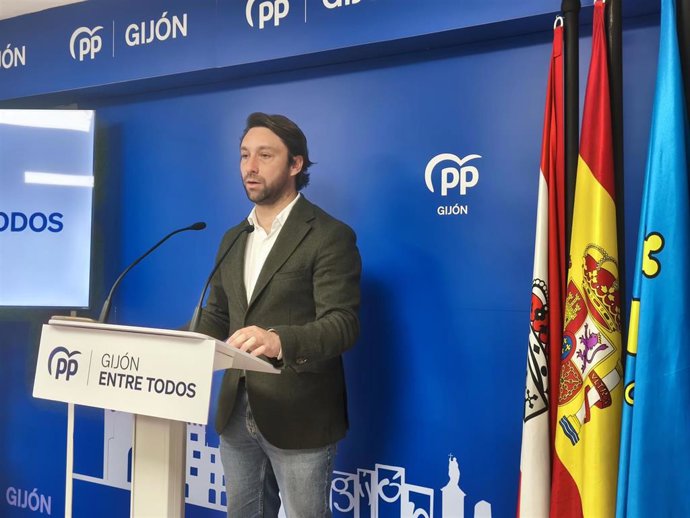 Rueda de prensa del presidente del PP de Gijón y diputado regional en Asturias, Andrés Ruiz, en la sede gijonesa del partido.