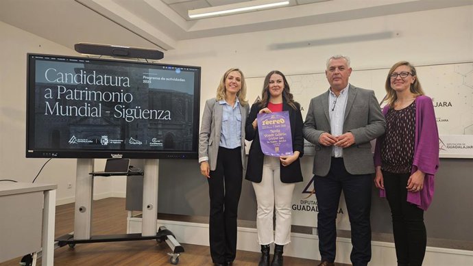 La alcaldesa de Sigüenza, Maria Jesús Merino, y el presidente de la Diputación, José Luis Vega.
