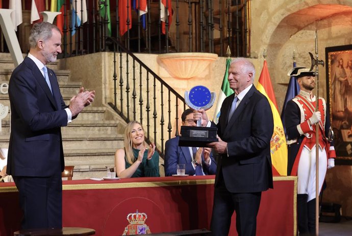 Su Majestad El Rey Felipe VI en la entrega a Josep Borrell del XVIII Premio Europeo Carlos V