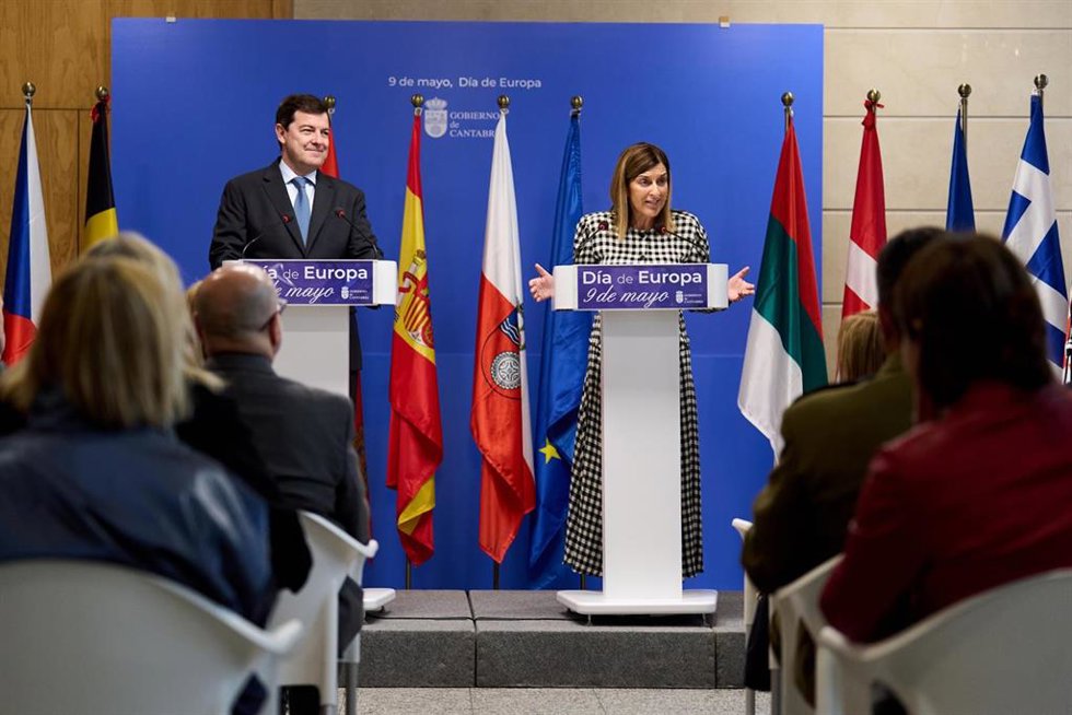 La presidenta de Cantabria, María José Sáenz de Buruaga, y el de la Junta de Castilla y León, Alfonso Fernández Mañueco, durante el acto del Día de Europa en la sede del Gobierno cántabro