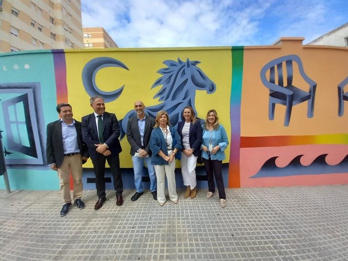 El director general de Ordenación y Evaluación Educativa de la Consejería de Desarrollo Educativo, Manuel Jesús Sánchez Hermosilla, y de la delegada territorial de Desarrollo Educativo en Cádiz, Isabel Paredes, en la EOI de Cádiz