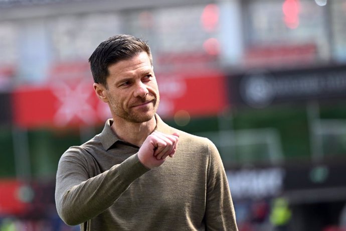FILED - 26 April 2025, North Rhine-Westphalia, Leverkusen: Leverkusen coach Xabi Alonso stand on the pitch after the German Bundesliga soccer match between Bayer Leverkusen and FC Augsburg at BayArena. Bayer Leverkusen coach Xabi Alonso is set to succeed 