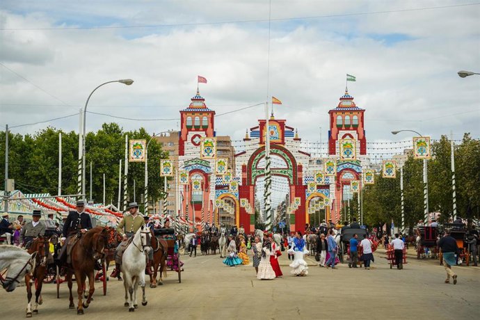 La portavoz de Vox España, Isabel Moñino, en el Real de la Feria de Abril de Sevilla, a 8 de mayo de 2025, en Sevilla (Andalucía, España). Ambiente en el Real de la Feria de Abril de Sevilla.