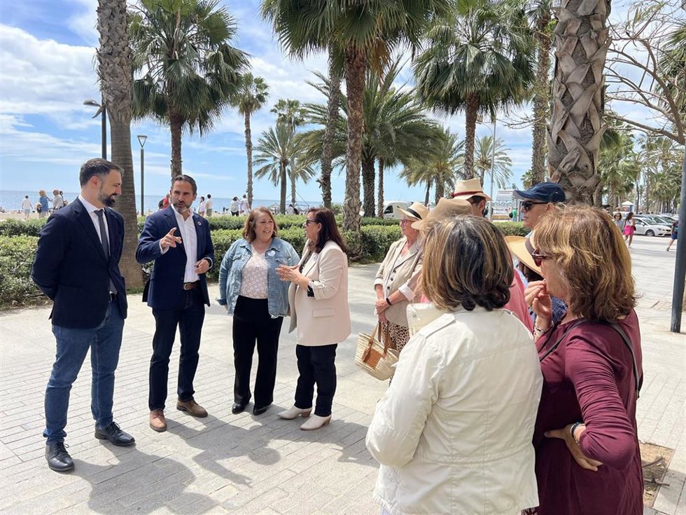 El portavoz del PSOE en el Ayuntamiento de Málaga, Daniel Pérez, y la concejala Carmen Martín ha comparecido junto a la Asociación de Vecinos de La Malagueta.