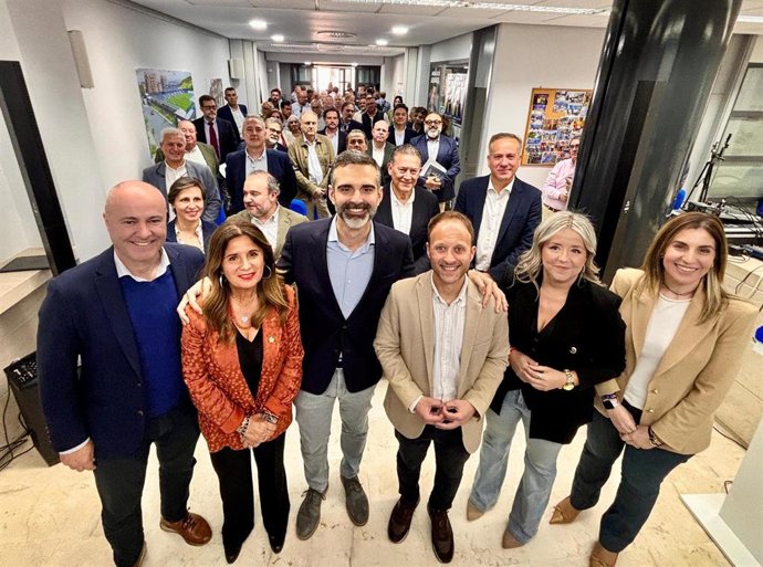 Ramón Fernández-Pacheco (c), junto a responsables del PP en Jaén, en el foro sobre agua.