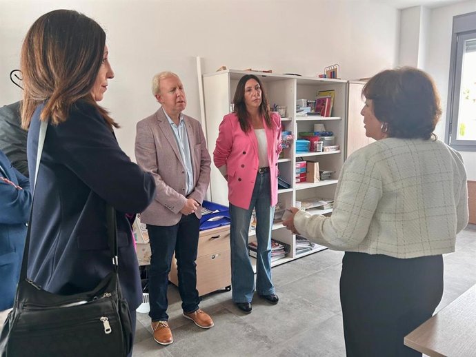 La consejera de Inclusión Social, Juventud, Familias e Igualdad, Loles López, en su visita a Aones Huelva.