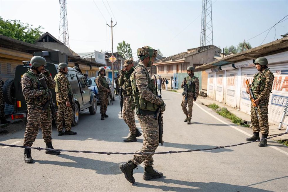Militares indios en la disputada Cachemira