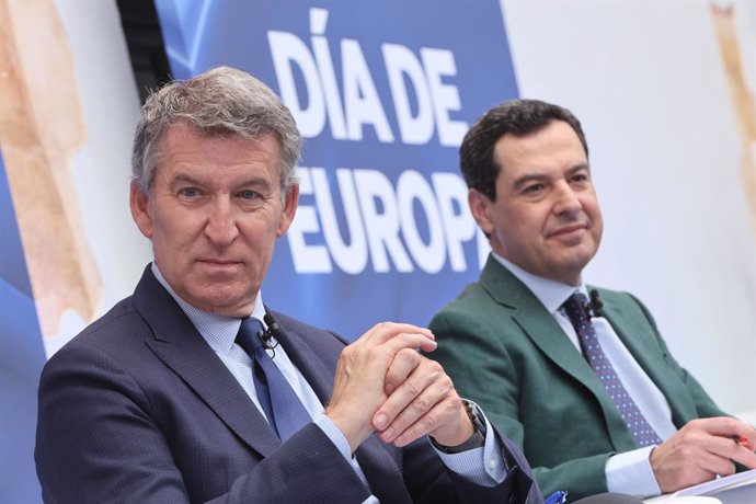 El presidente del PP-A, Juanma Moreno (d), y el presidente del PP, Alberto Núñez Feijóo (i), participan en un coloquio con motivo del Día de Europa, moderado por la portavoz del GPP en el Parlamento Europeo, Dolors Montserrat. 09 de mayo de 2025, en Córdo