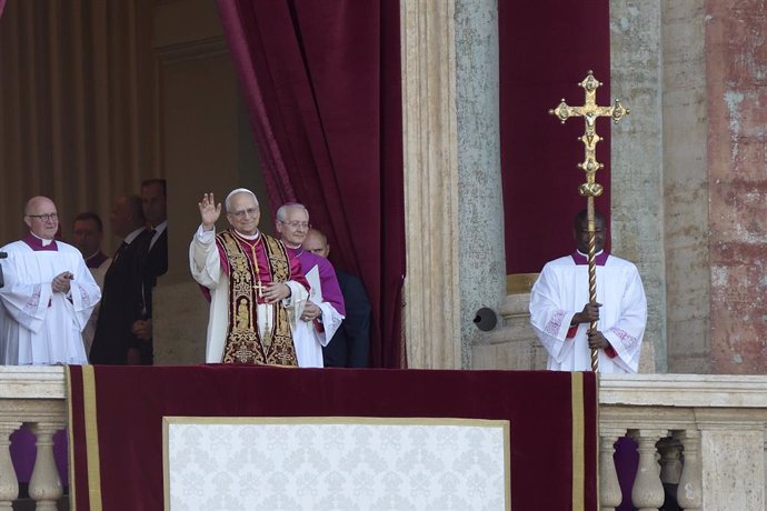 El cardenal Robert Prevost, Papa León XIV, el Papa número 267 de la historia, comparece ante sus fieles, en el balcón de la Basílica de San Pedro, a 8 de mayo de 2025, en La Ciudad del Vaticano (El Vaticano). El humo de la cuarta fumata del Cónclave para 