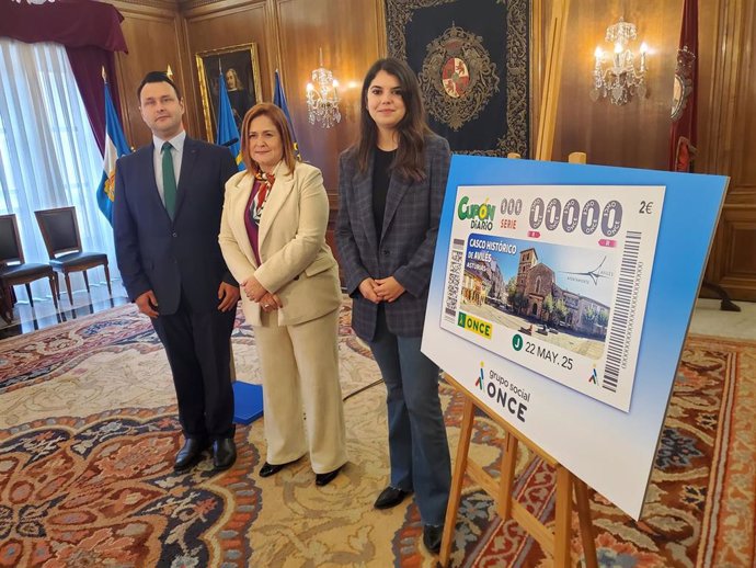 El director de la Agencia de la ONCE en Avilés, Víctor Corrales, la delegada de la ONCE en Asturias, Yobanka Cuervo, y la concejala de Turismo, Raquel Ruiz.
