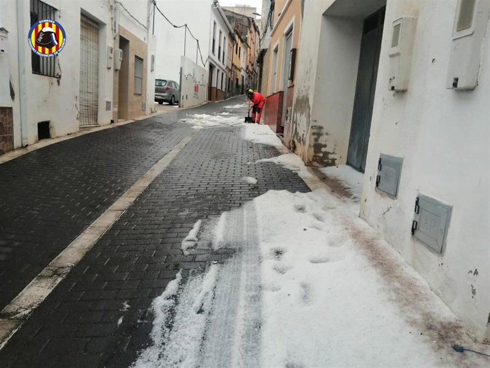 Efectivos de Bomberos de Valencia retiran granizo en l'Olleria