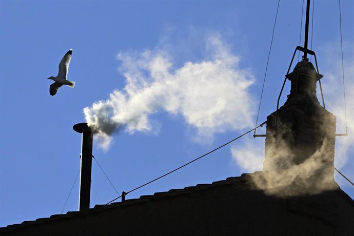 Fumata blanca en la cuarta votación del Cónclave, a 8 de mayo de 2025, en La Ciudad del Vaticano.