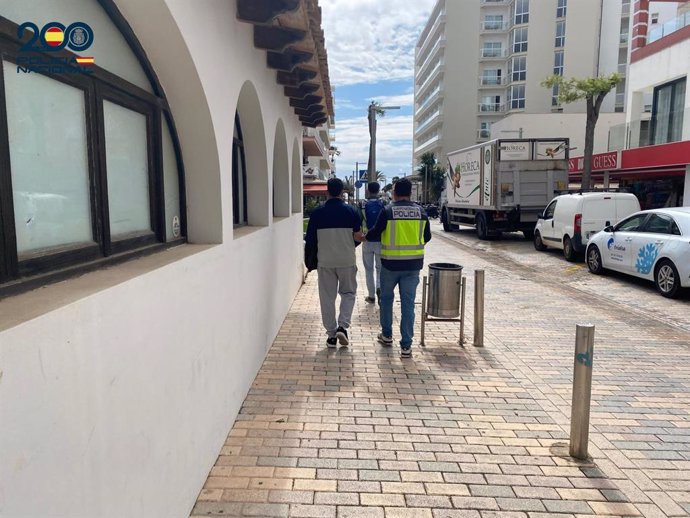 El detenido, de espaldas, junto a un agente de la Policía Nacional.