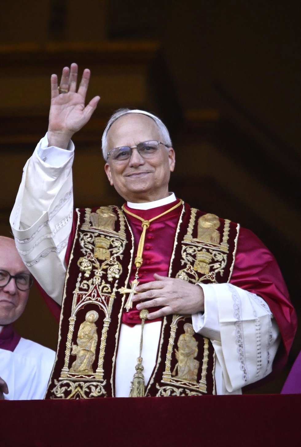 El cardenal Robert Prevost, Papa León XIV, el Papa número 267 de la historia, comparece ante sus fieles, en el balcón de la Basílica de San Pedro, a 8 de mayo de 2025, en La Ciudad del Vaticano (El Vaticano).