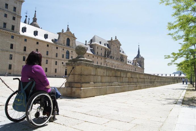 Mujer en silla de ruedas en El Escorial (Madrid)