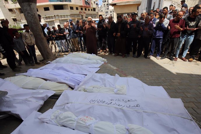 May 5, 2025, Gaza City, Gaza Strip, Palestinian Territory: Relatives of Palestinians who lost their lives mourn after the Israeli army's attack on Gaza city, the bodies of Palestinians who lost their lives in the attack were brought to Al-Shifa Hospital, 