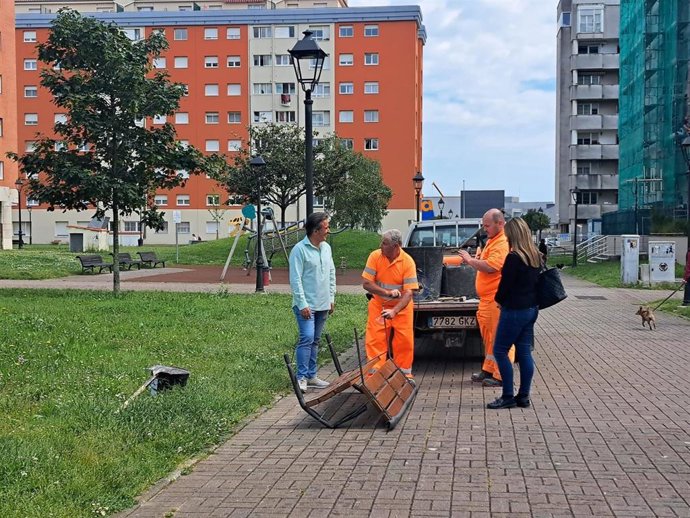 Camargo continúa el plan de mejora del mobiliario urbano con la instalación de 70 nuevos bancos y 40 papeleras