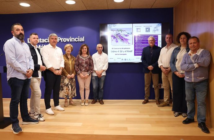 La diputada Sagrario Molina y representantes de la Junta, de los municipales de Almáchar, Moclinejo, El Borge, Cómpeta e Iznate, y de la Asociación Moscatel en la presentación del concurso en el que colaboran Mancomunidad Axarquía,  Ucopaxa y Dimobe