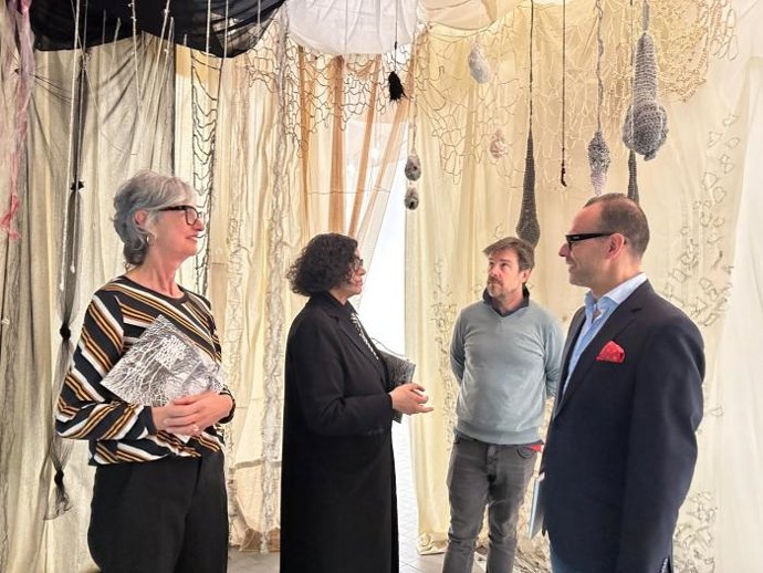 Presentación de la exposición 'Echar raíces' de Sylvia Pennings, en el IAACC Pablo Serrano.