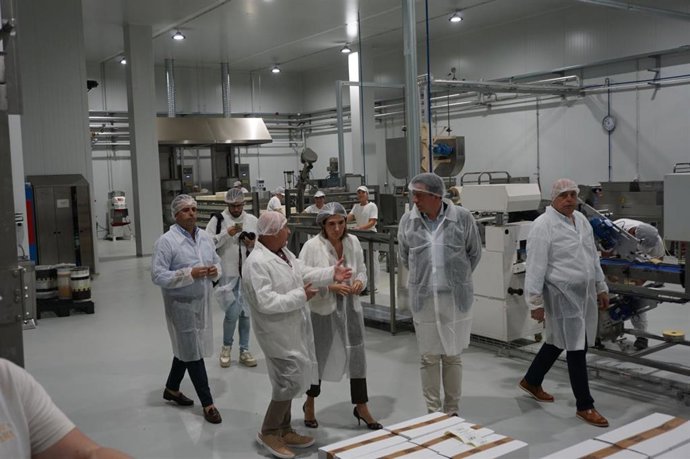 Visita de la consejera de Empleo, Empresa y Trabajo Autónomo, Rocío Blanco, a la empresa Sabor a España de Lucena, en una imagen de archivo.