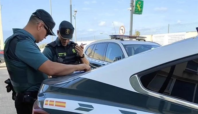 La Guardia Civil detiene a una mujer como presunta autora de los delitos de robo con fuerza y coacciones.