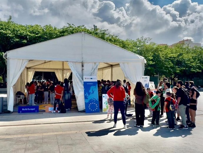 Carpa con actividades con motivo del Día de Europa.