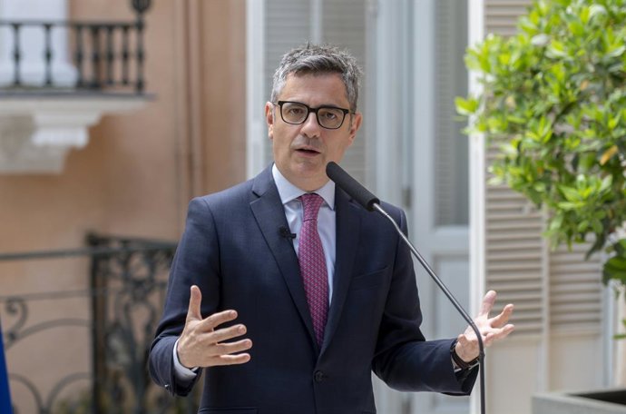 El ministre de la Presidència, Justícia i Relacions amb Les Corts, Félix Bolaños,  atén als mitjans de comunicació, en la seu del Ministeri (Palacio de Parcent), a 9 de maig del 2025, a Madrid (Espanya).