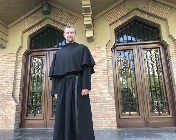 El director del colegio San Agustín de Zaragoza, el padre Pablo Tirado, en la entrada del centro educativo