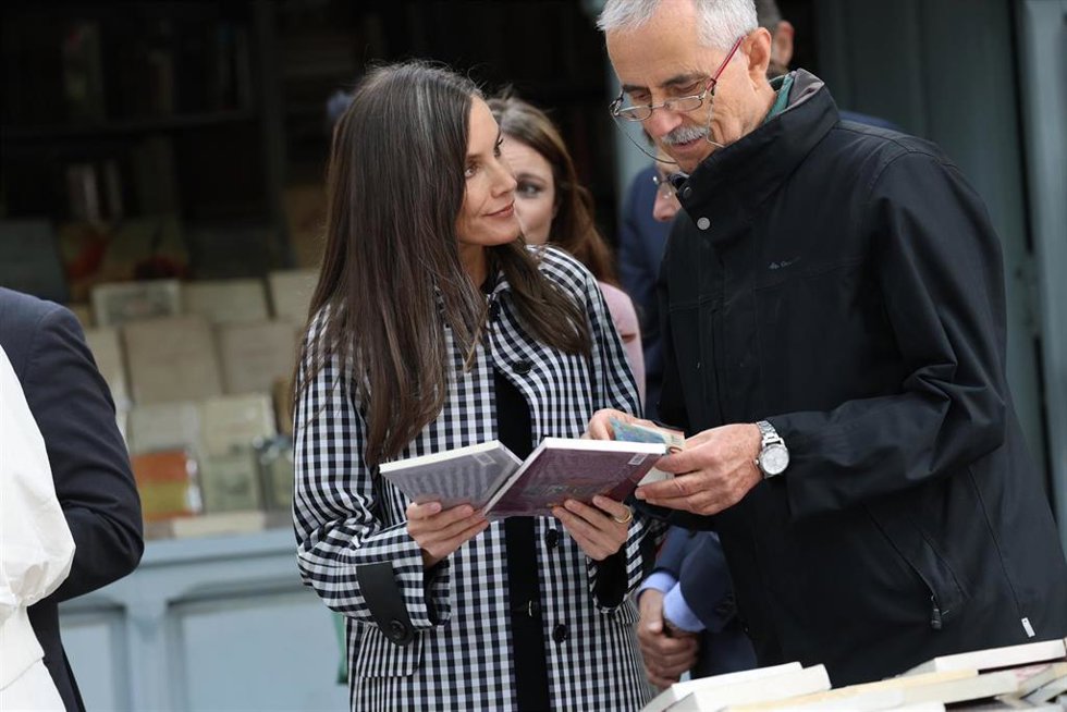 La reina Letizia visita la Feria de Libros permanente de Madrid Cuesta de Moyano", que este año celebra su centenario, a 09 de mayo de 2025, en Madrid (España). La emblemática feria de libros de Madrid de la Cuesta de Moyano que cumple un siglo de vida