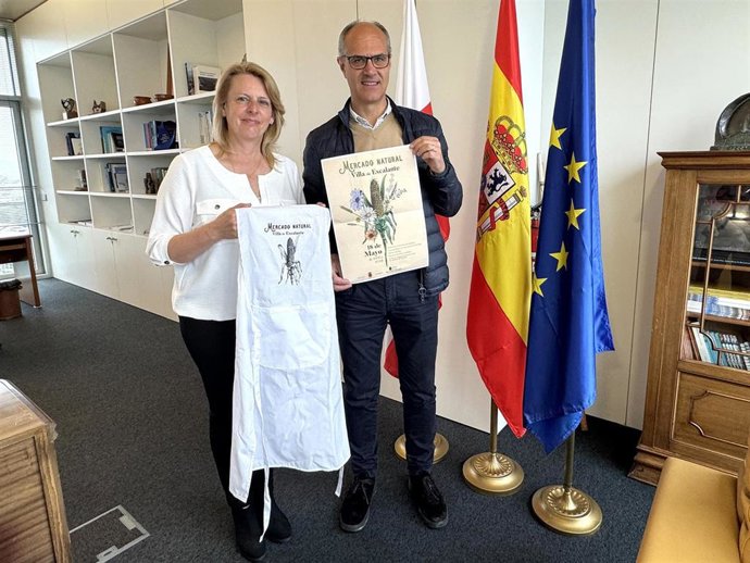 La consejera de Desarrollo Rural, Ganadería, Pesca y Alimentación, María Jesús Susinos, se reúne con el alcalde de Escalante, Francisco Sarabia.