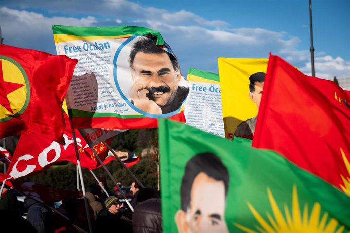 Archivo - Banderas con imágenes del encarcelado líder del Partido de los Trabajadores del Kurdistán (PKK), Abdulá Ocalan, durante un acto en la capital de Italia, Roma (archivo)