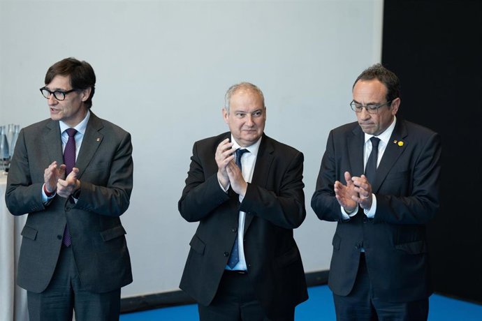 El presidente de la Generalitat, Salvador Illa; el ministro de Industria y Comercio, Jordi Hereu, y el presidente del Parlament, Josep Rull.