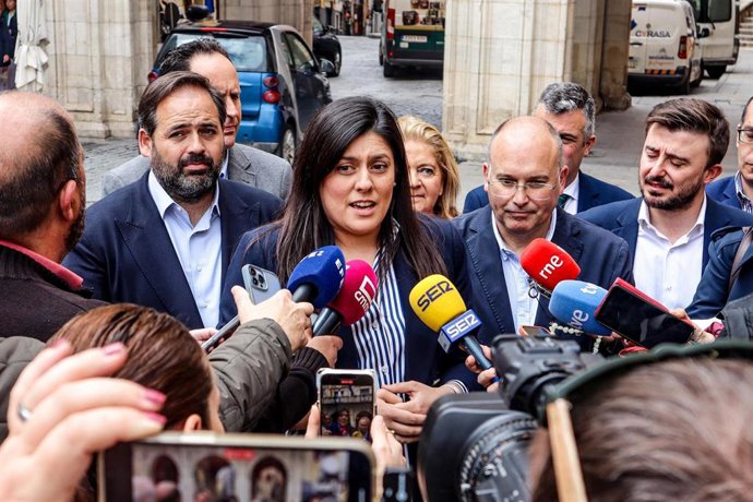 La presidenta del Grupo Municipal Popular en el Ayuntamiento de Cuenca, Beatriz Jiménez, junto al presidente del PP en la región, Paco Núñez, y el portavoz en el Congreso de los Diputados, Miguel Tellado.