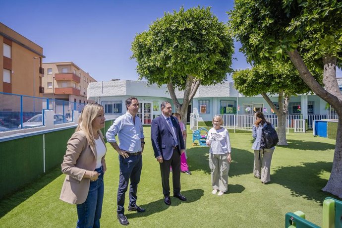 El delegado de Desarrollo Educativo y Formación Profesional de la Junta en Almería, Francisco Alonso, durante su visita el exterior de la escuela infantil La Rosaleda en Roquetas de Mar (Almería).
