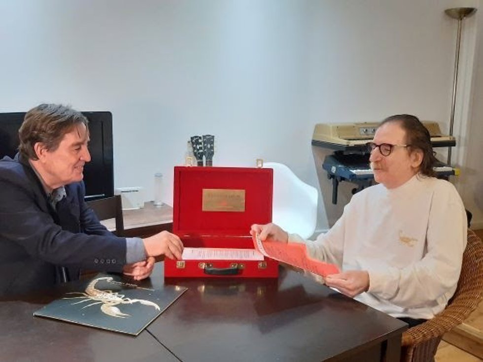 El músico bonaerense, Charly García, esta tarde en su domicilio, junto al director del Instituto Cervantes, Luis García Montero