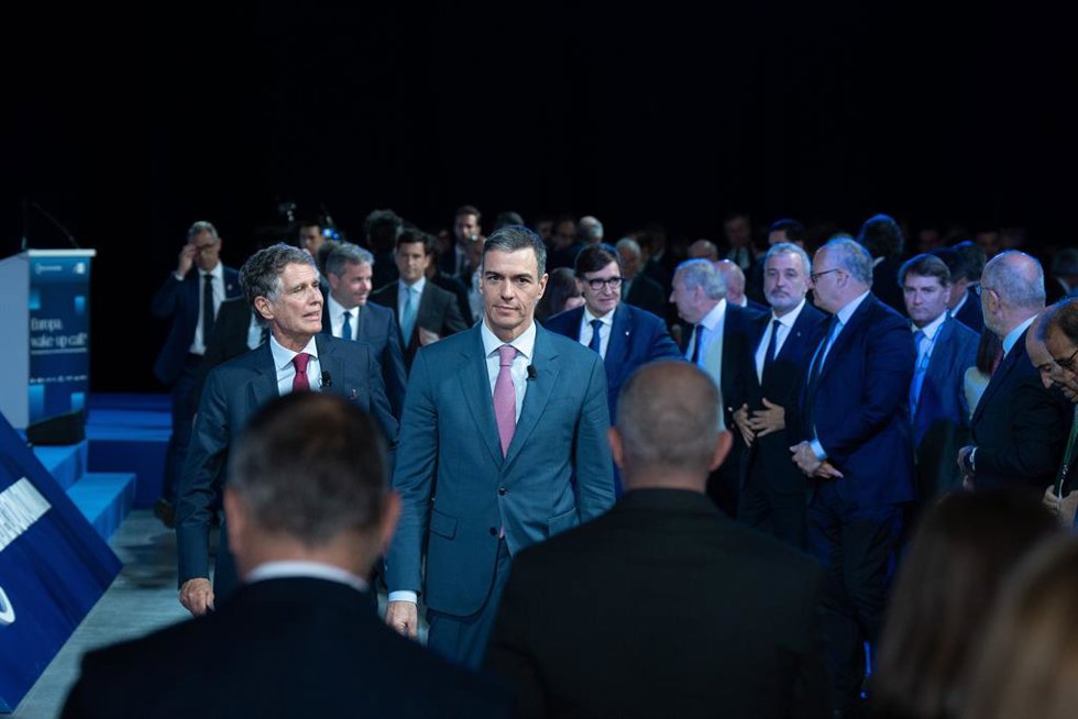El presidente del gobierno, Pedro Sánchez (C), y el presidente del Cercle d'Economia, Jaume Guardiola (I), durante la 40 Reunió Cercle d'Economia, en el Palau de Congresos de Cataluña, a 5 de mayo de 2025, en Barcelona, Cataluña (España). La edición de 