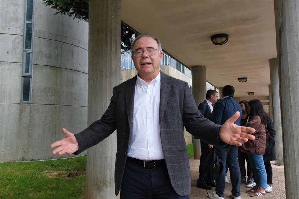 El hasta hoy senador Xosé Sánchez Bugallo llega a declarar como testigo a la vista entre la dirección del PSOE compostelano y los cuatro ediles del Ayuntamiento santiagués expulsados, a 9 de mayo de 2025, en Santiago de Compostela, A Coruña, Galicia (Es