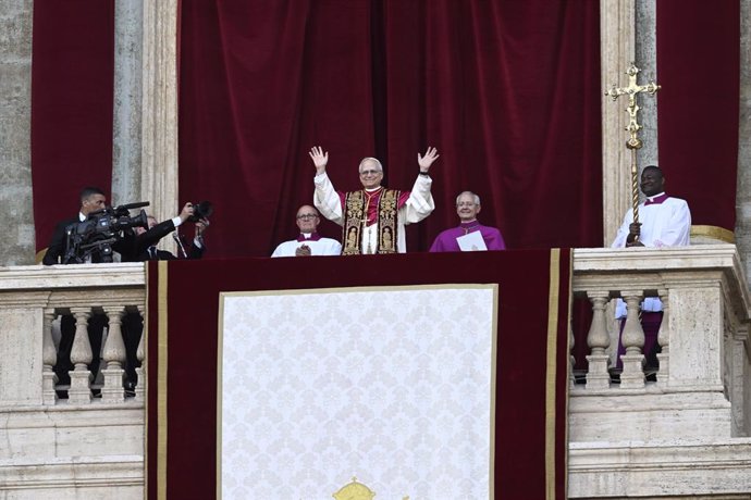 O Cardeal Robert Prevost, Papa Leão XIV, o 267º Papa da história, aparece diante de seus fiéis na sacada da Basílica de São Pedro em 8 de maio de 2025 na Cidade do Vaticano (Vaticano). A fumaça da quarta fumaça do Conclave para o