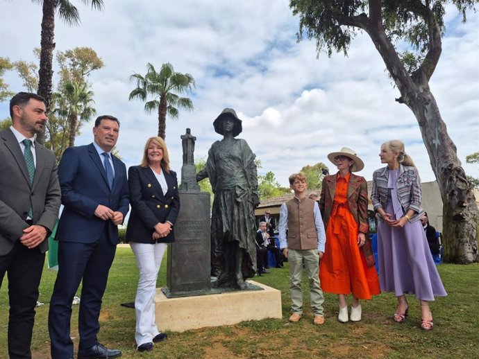 Inauguración de la escultora dedicada a Miss Whitney.