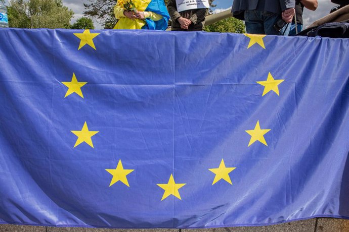 May 8, 2025, Berlin, Berlin, Germany: Hundreds gathered at Berlin's Soviet War Memorial in Tiergarten on Thursday, May 8, 2025, to mark the 80th anniversary of Victory in Europe (VE) Day, as police enforced tight security and upheld a ban on Russian flags