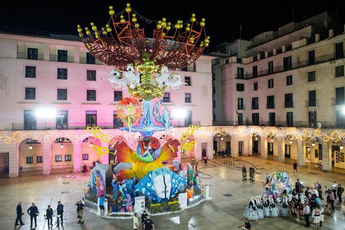Archivo - Imagen de archivo de la 'cremà' de las Hogueras de 2024 en la plaza del Ayuntamiento de Alicante