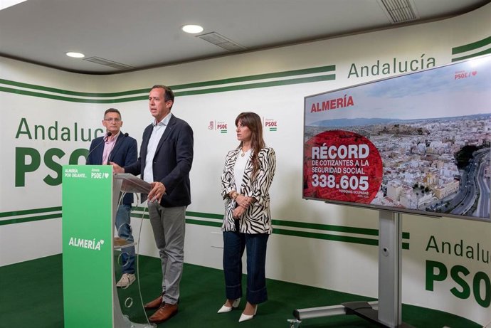PSOE Almería: José Luis Sánchez Teruel, José María Martín e Inés Plaza, en rueda de prensa.