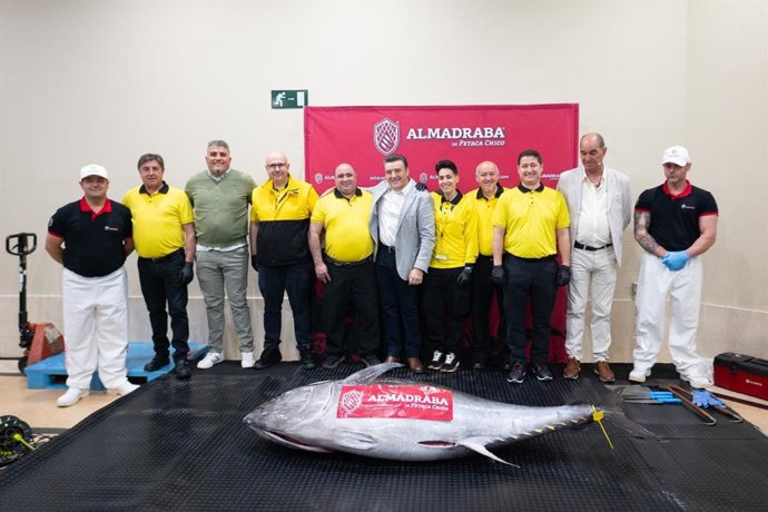 Ahorramas inicia la temporada de atún con una demostración de ronqueo en directo en su tienda de Velilla de San Antonio