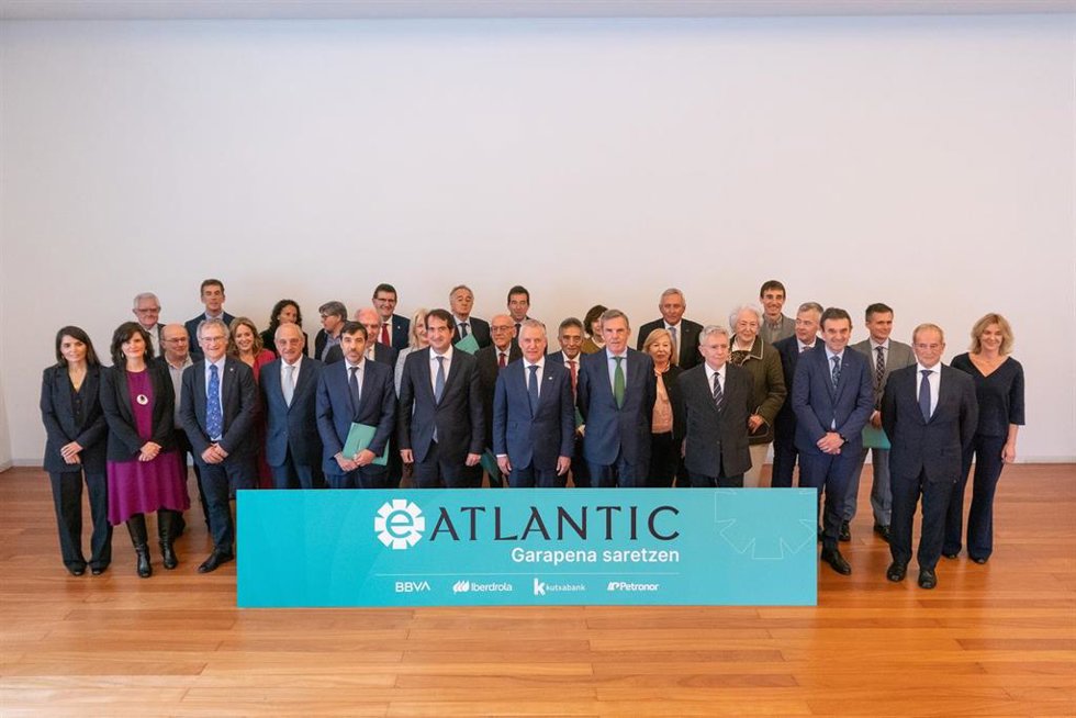 Foto de familia del Patronato de eAtlantic Fundazioa, en Bizkaia Aretoa, a 9 de mayo de 2025, en Bilbao 