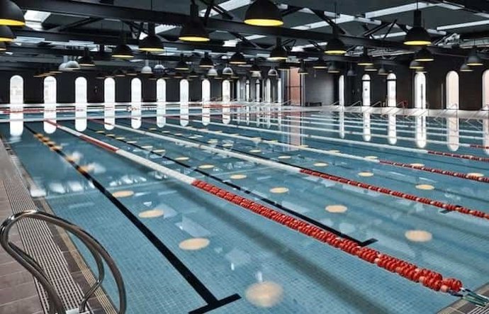 Piscina en el polideportivo de Azkuna Zentroa en Bilbao.