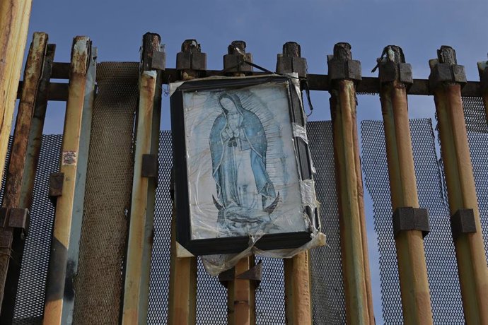 Archivo - Imagen de archivo del muro entre EEUU y México 