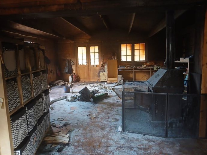 Archivo - El incendio dejó una de las tres aulas de madera completamente inservible.