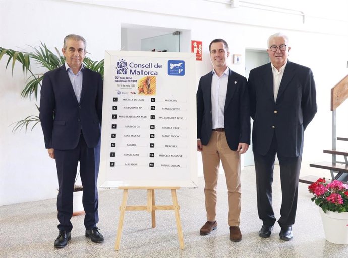 El presidente del Consell de Mallorca, Llorenç Galmés, asiste al sorteo de dorsales de los 16 participantes del Gran Premi Nacional de Trot