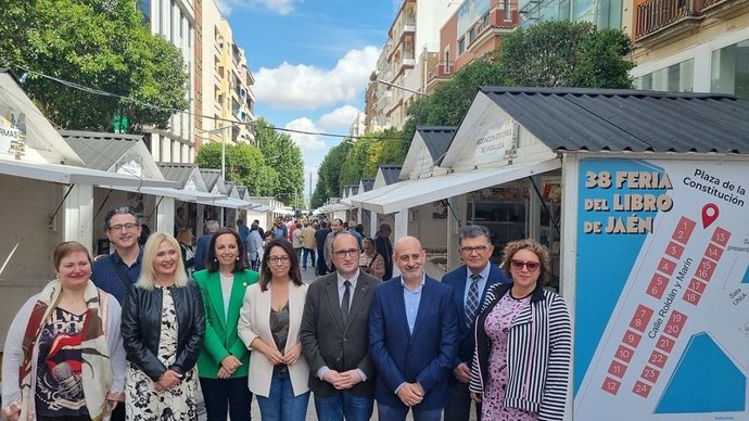 José Manuel Castro (2d), en la inauguración de la Feria del Libro de Jaén junto a responsables de las instituciones organizadoras y patrocinadoras.