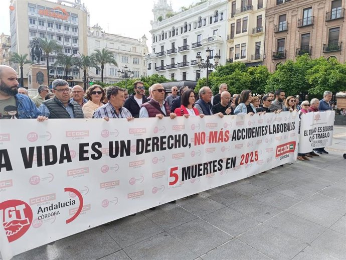 Concentración sindical en la Plaza de las Tendillas por el último accidente laboral mortal ocurrido en Córdoba.